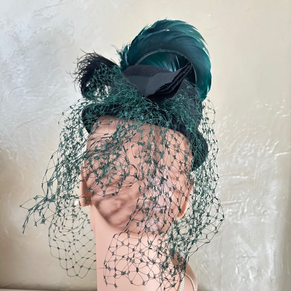 GLORIOUS 1940s' BLACK FELT TILT HAT - Picture 5 of 13